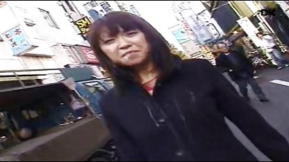 Kamera bokep toge montok tersembunyi ibu rambut pirang di sofa sesi