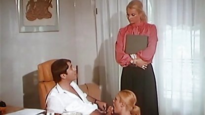 Ibu menunjukkan remas toge pacar