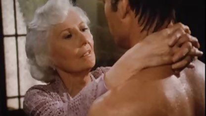 Tante girang memasturbasi anaknya yang 